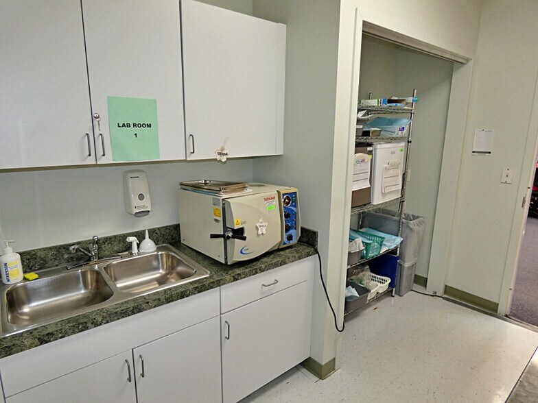 More Photos Of 6934 Elaine Dr, Niagara Falls Office For Sale