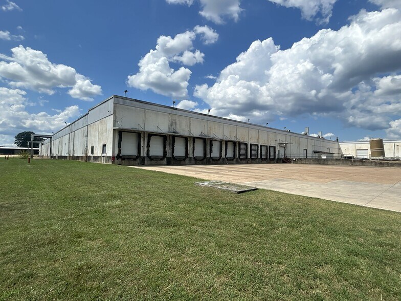 More Photos Of 750 Boling St, Jackson Light Distribution For Lease