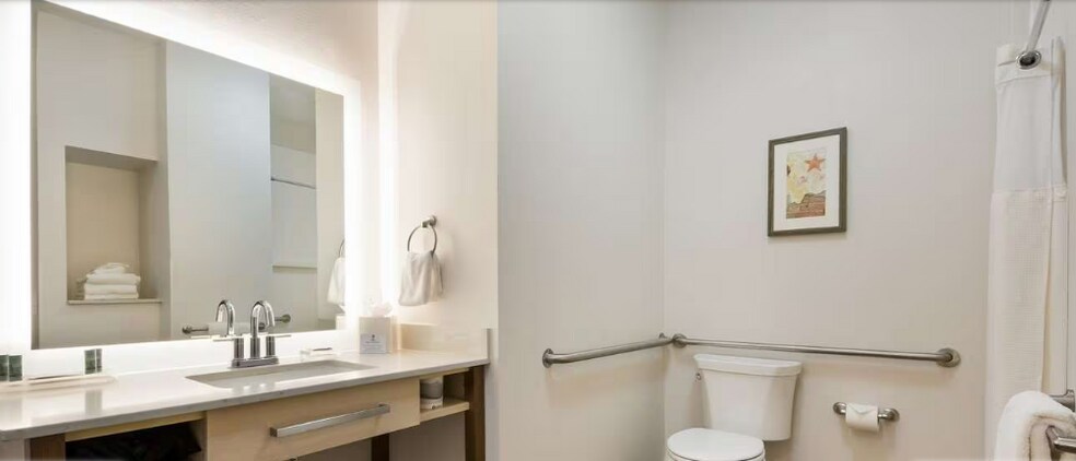 More Photos Of 711 Main St, Bandera Hotel For Sale
