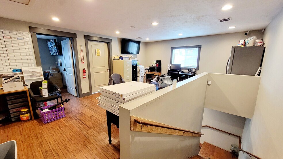 More Photos Of 4045 State St, Salem Auto Dealership For Sale
