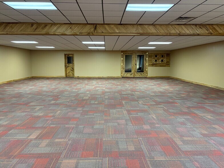 More Photos Of 901 E 9th St, Rochester Showroom For Sale