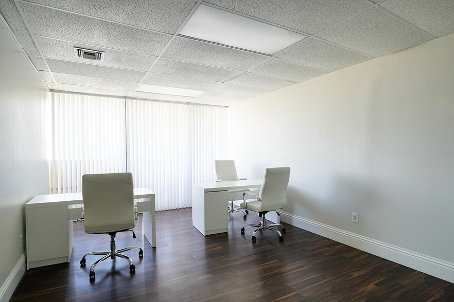 More Photos Of 2826 E Oakland Park Blvd, Fort Lauderdale Office For Sale