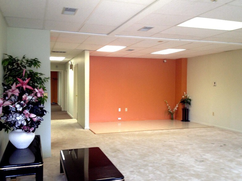 More Photos Of 15720-15754 Crabbs Branch Way, Rockville Showroom For Lease