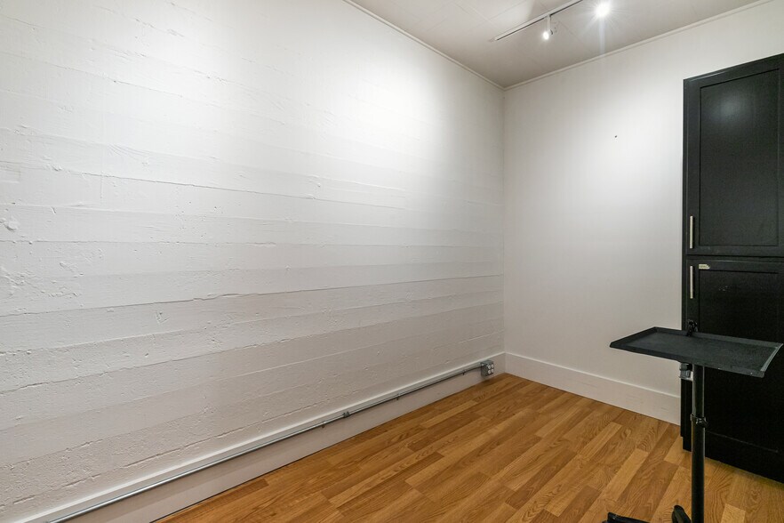 More Photos Of 511 Front St, Lynden General Retail For Sale