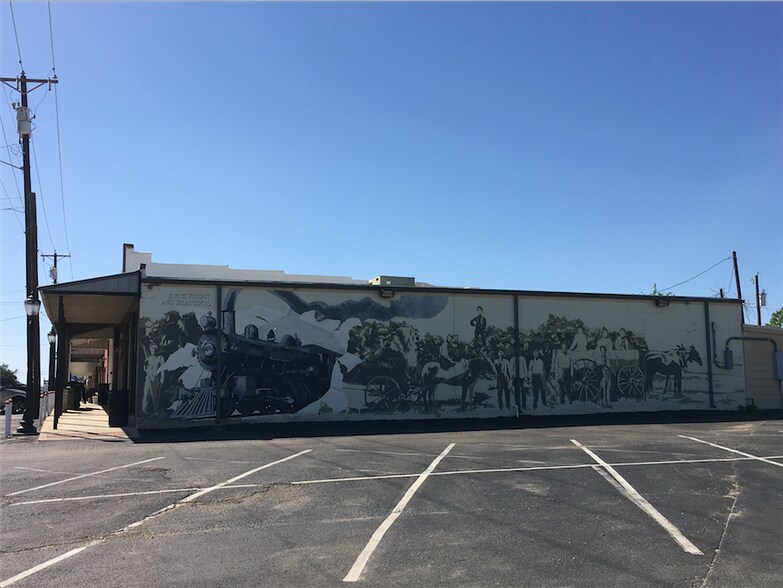 Primary Photo Of 108 W McCart St, Krum Storefront Retail Office For Lease