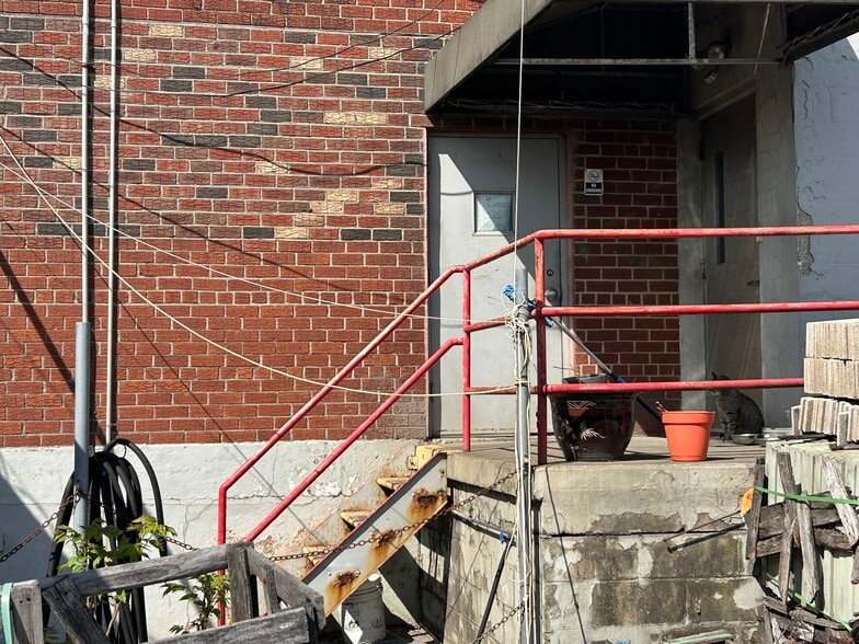 More Photos Of 251 Lombardy St, Brooklyn Warehouse For Lease