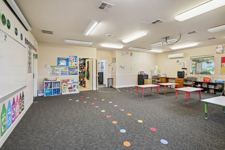 More Photos Of 81 Freeman Ct, Central Point Office For Sale