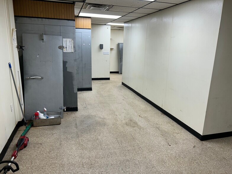 More Photos Of 127 S State St, South Whitley Freestanding For Lease