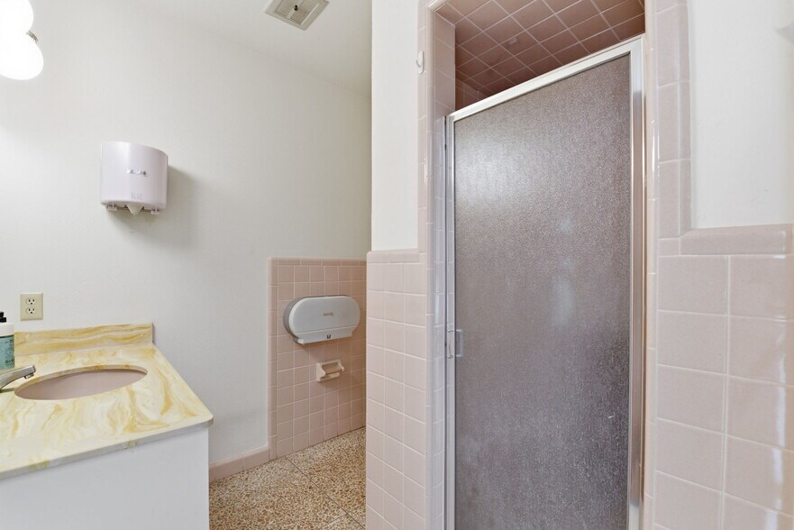 More Photos Of 13026 Rosecrest Dr, Houston Office For Lease