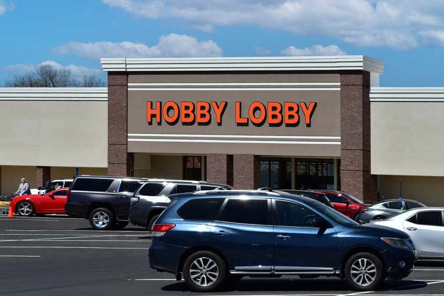 More Photos Of 100 Spalding Square, Griffin Unknown For Lease