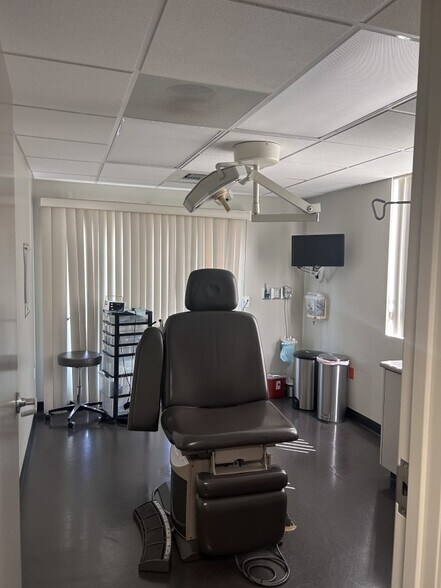 More Photos Of 17452 Irvine Blvd, Tustin Office For Lease