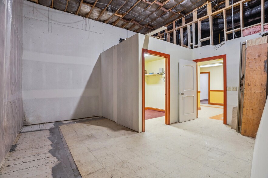 More Photos Of 121 N Main St, Mount Pleasant Restaurant For Sale