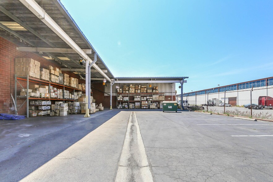 More Photos Of 227 W 140th St, Los Angeles Warehouse For Lease