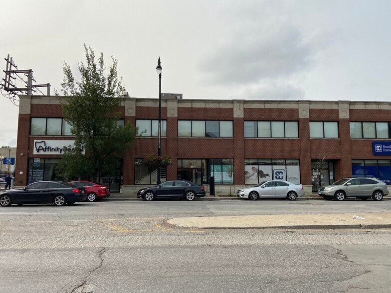 More Photos Of 2015-2019 W Irving Park Rd, Chicago Office For Lease