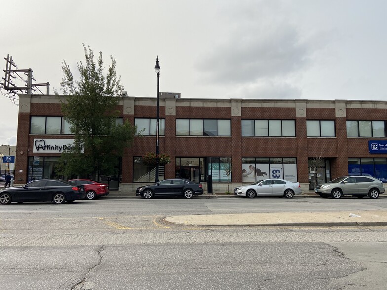 More Photos Of 2015-2019 W Irving Park Rd, Chicago Office For Lease