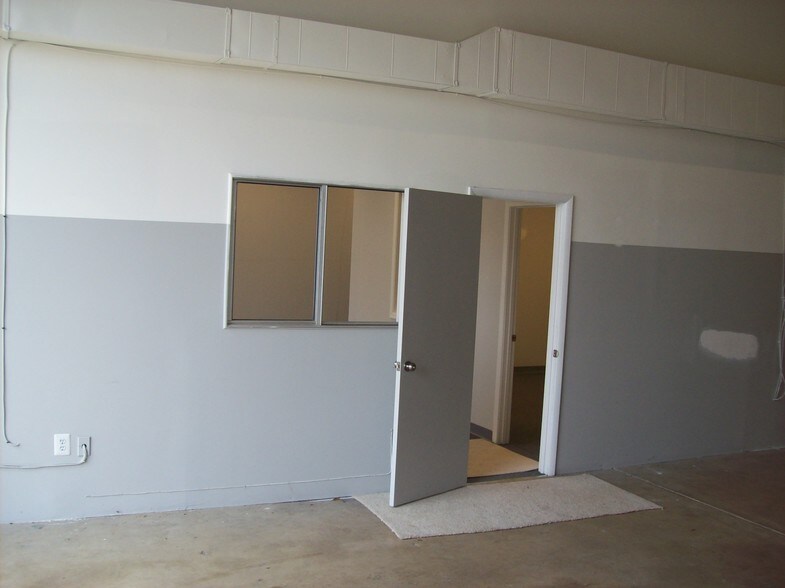 More Photos Of 112 Oakgrove Rd, Dulles Town Center Warehouse For Sale