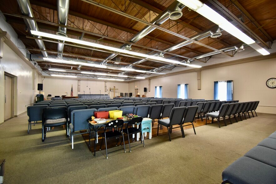 More Photos Of 21900 Middlebelt Rd, Farmington Hills Religious Facility For Sale