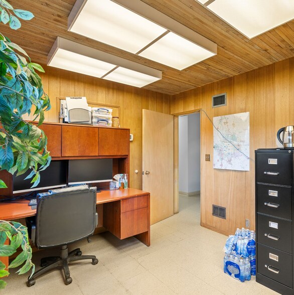 More Photos Of 220 Foothills Rd, Lake Oswego Service For Lease