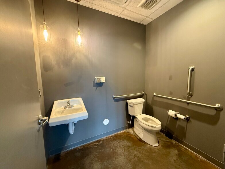 More Photos Of 2105 Juniper Lake Rd, West End Medical For Lease