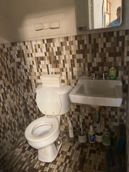 More Photos Of 1413 Illinois Ave, Kansas City Warehouse For Lease