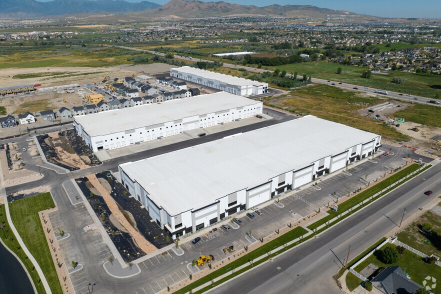 More Photos Of 593-689 N Saratoga Rd, Saratoga Springs Warehouse For Lease