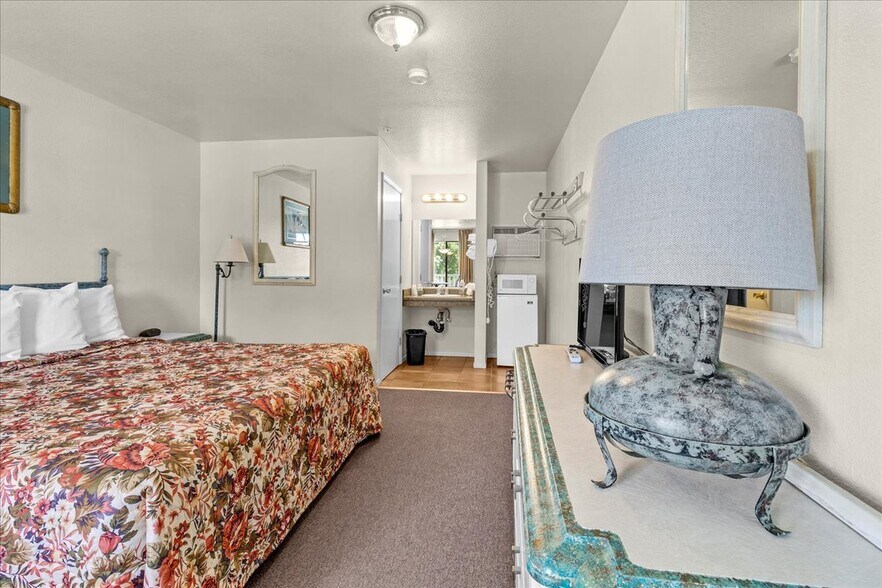 More Photos Of 1013 Front St, Soledad Hotel For Sale