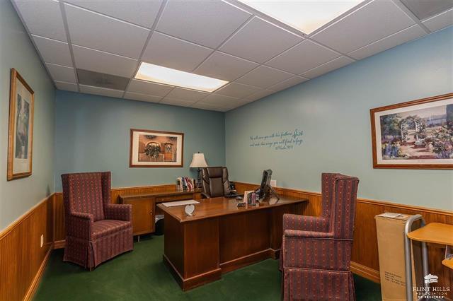 More Photos Of 823 N Washington St, Junction City Office For Sale