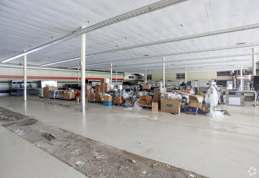 More Photos Of 11625 Fox Rd, Indianapolis Supermarket For Lease