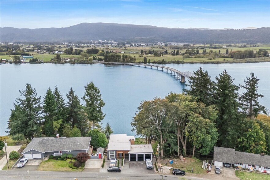 More Photos Of 520 Columbia St, Cathlamet Apartments For Sale