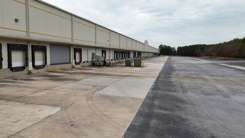 More Photos Of 237 Greenwood Industrial Ct, McDonough Distribution For Lease