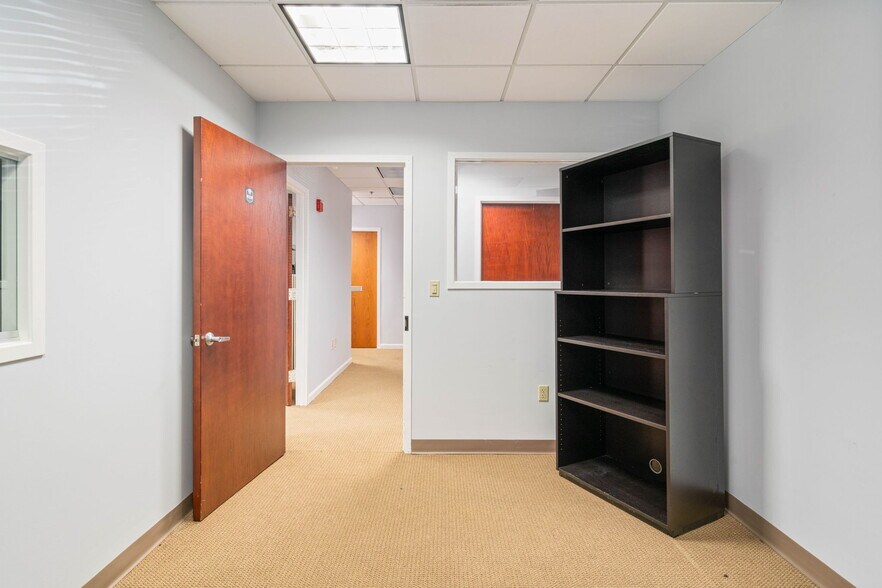 More Photos Of 5350 Shawnee Rd, Alexandria Medical For Sale