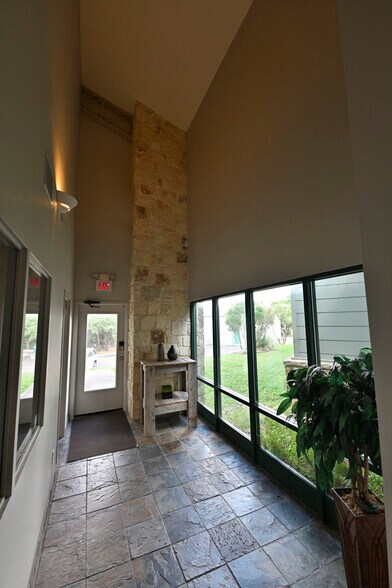 More Photos Of 116 Kestrel Dr, Spring Branch Loft Creative Space For Lease