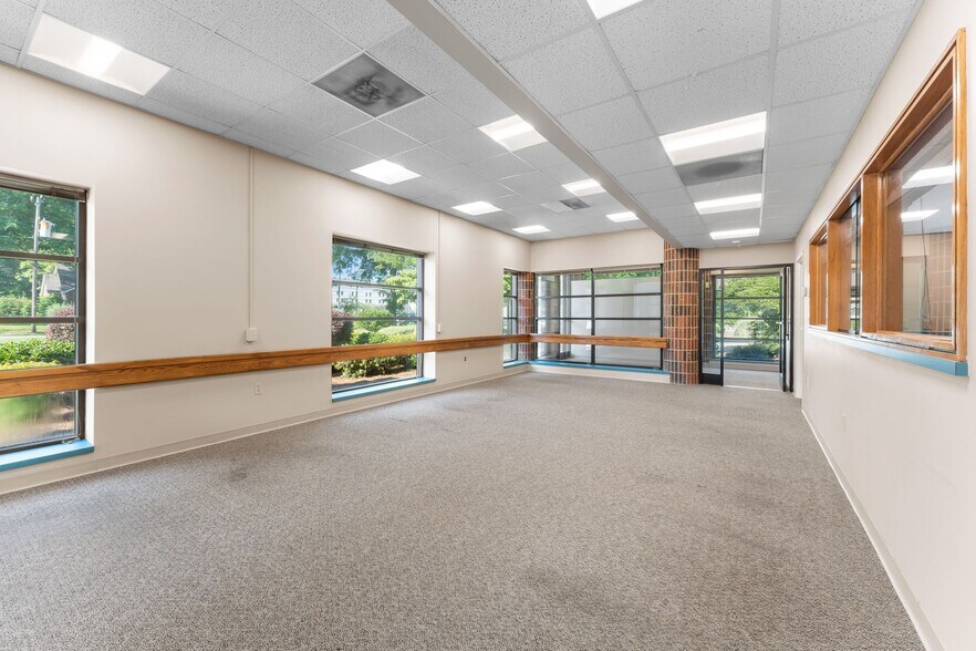 More Photos Of 642 Carpenter Ave, Mooresville Medical For Sale