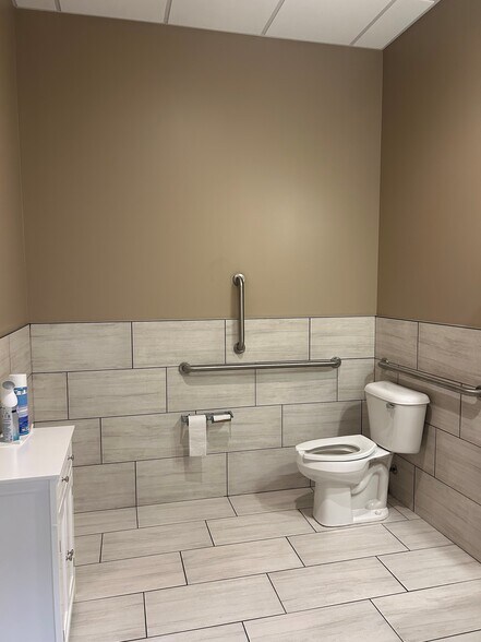 More Photos Of 437 S Illinois Ave, Oak Ridge General Retail For Lease