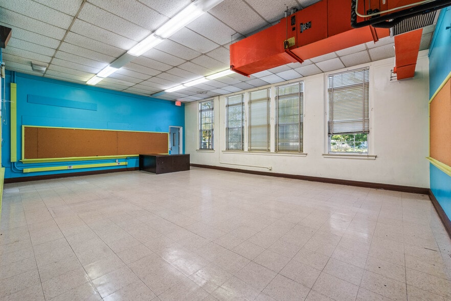More Photos Of 5710 Wesconnett Blvd, Jacksonville Schools For Lease