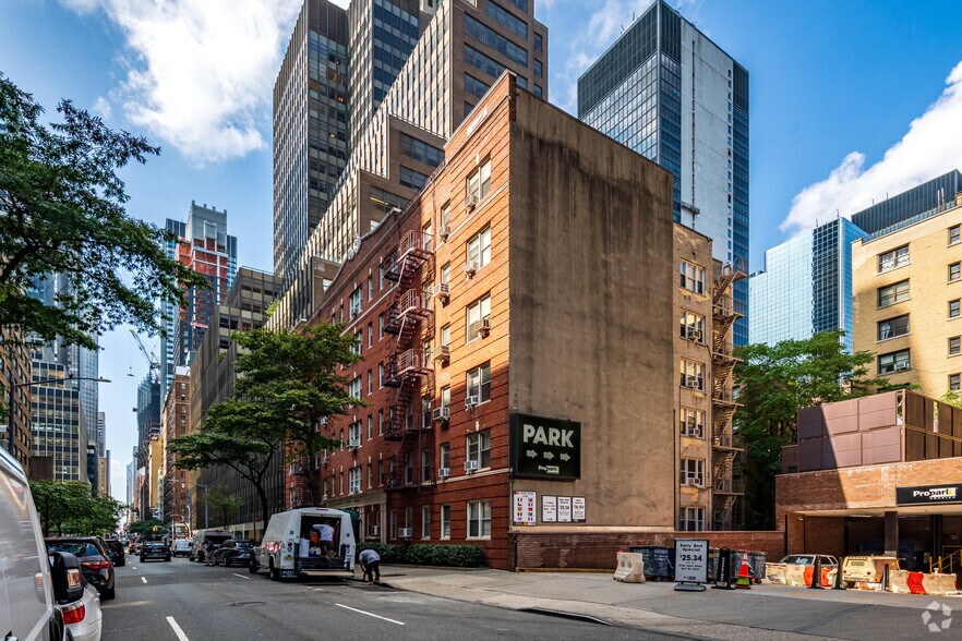 More Photos Of 225 E 47th St, New York Apartments For Sale