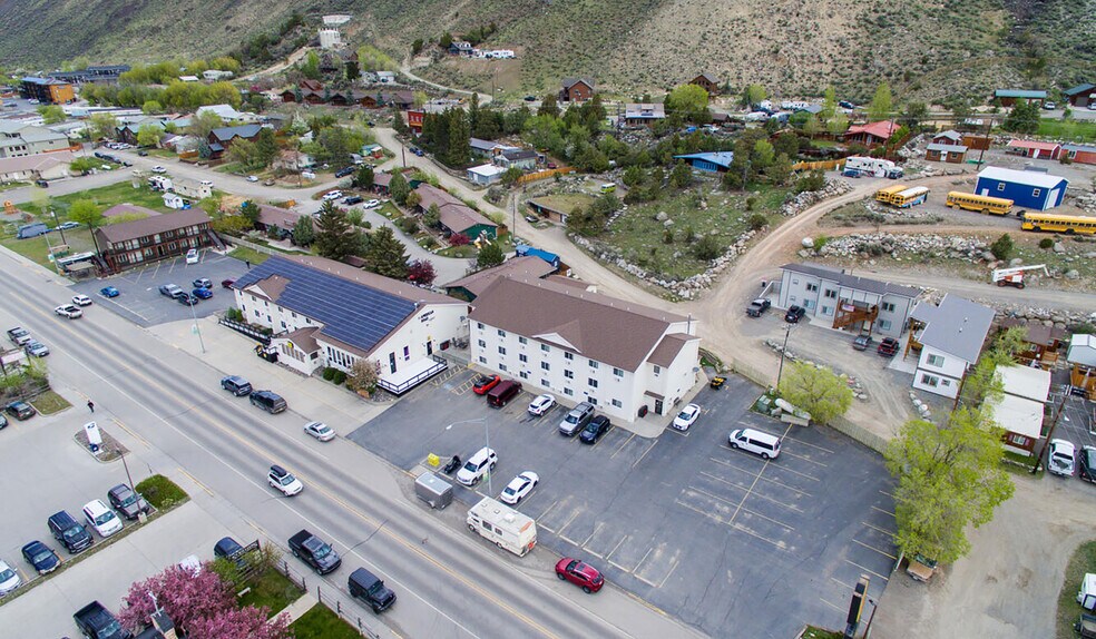 More Photos Of 702 Scott St, Gardiner Hotel For Sale