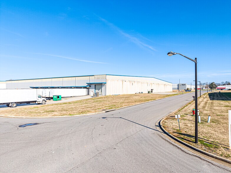 More Photos Of 103 Enterprise Dr SW, Calhoun Warehouse For Lease