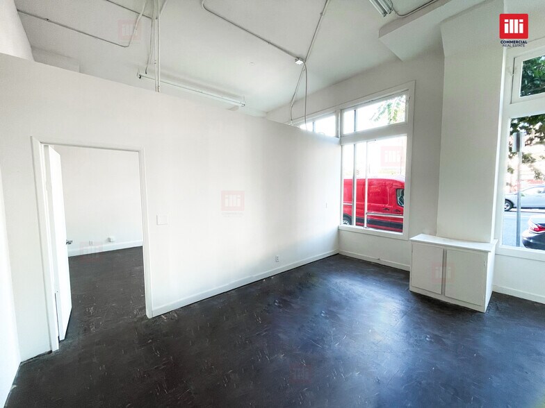 More Photos Of 6362-6372 Santa Monica Blvd, Los Angeles Self Storage For Lease