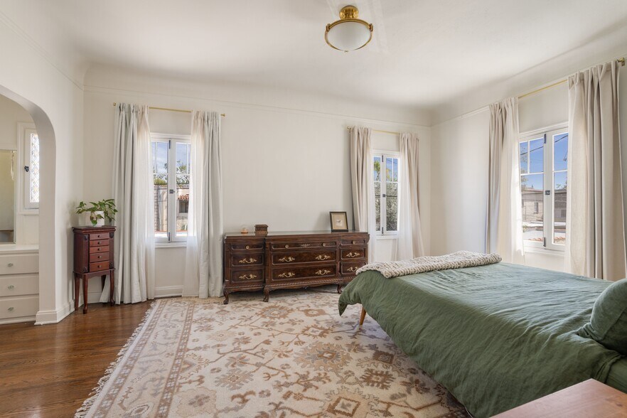 More Photos Of 326 N Sycamore Ave, Los Angeles Apartments For Sale