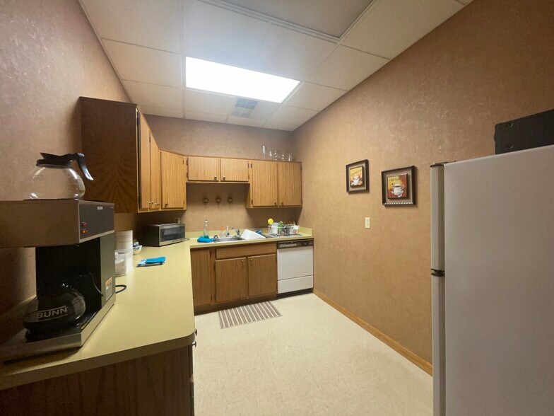 More Photos Of 600 S Main St, Oshkosh Office For Lease