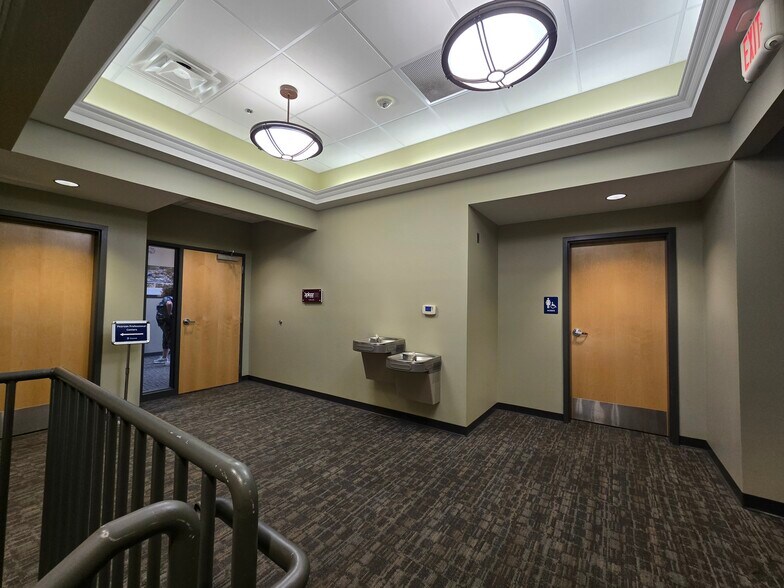 More Photos Of 1595 W Lake Lansing Rd, East Lansing Storefront For Lease