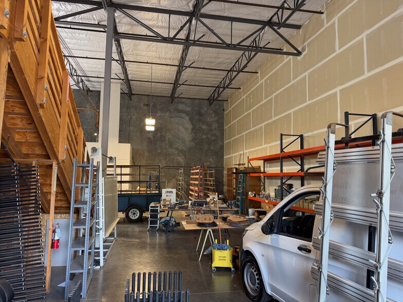More Photos Of 6510 Rosewood St, Lake Oswego Warehouse For Lease