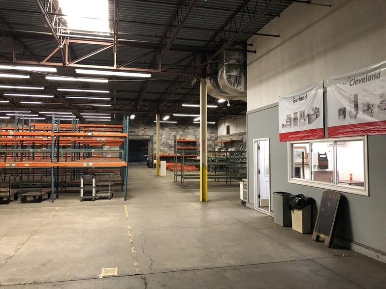 More Photos Of 375 Commerce Dr, Buffalo Distribution For Lease