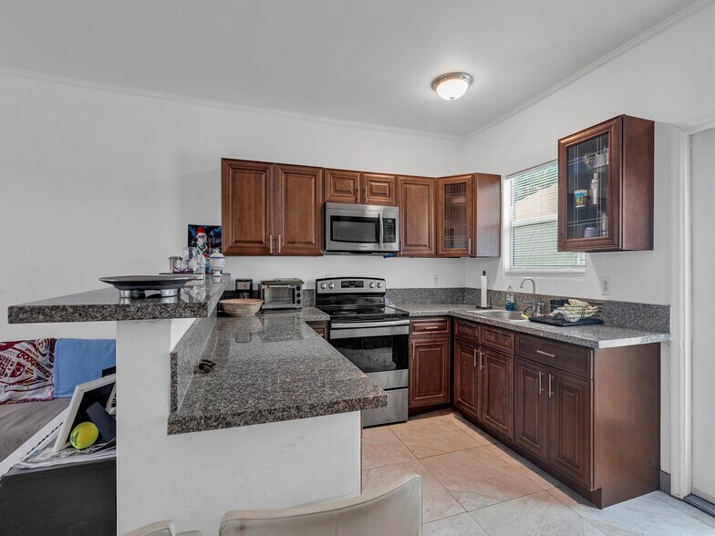 More Photos Of 1110 White St, Key West Restaurant For Sale