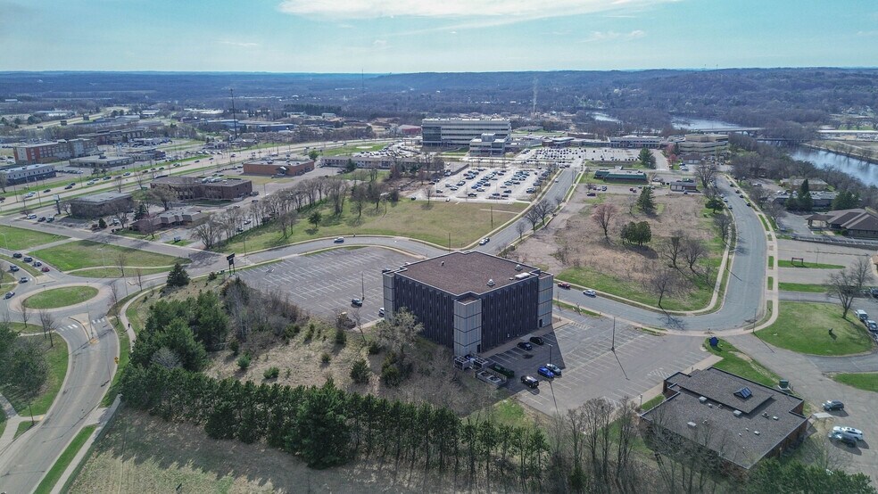 More Photos Of 2125 Heights Dr, Eau Claire Medical For Lease