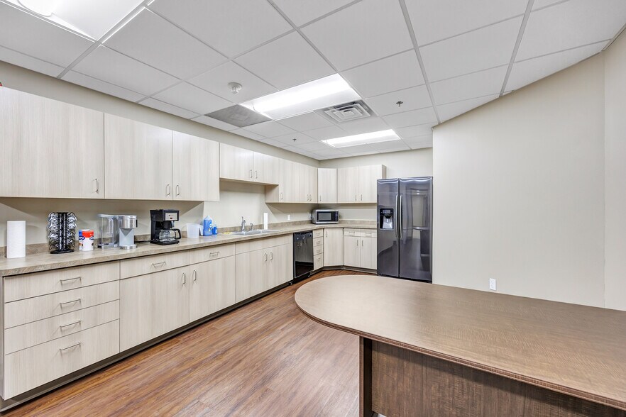 More Photos Of 960 Hansen Rd, Green Bay Office For Lease