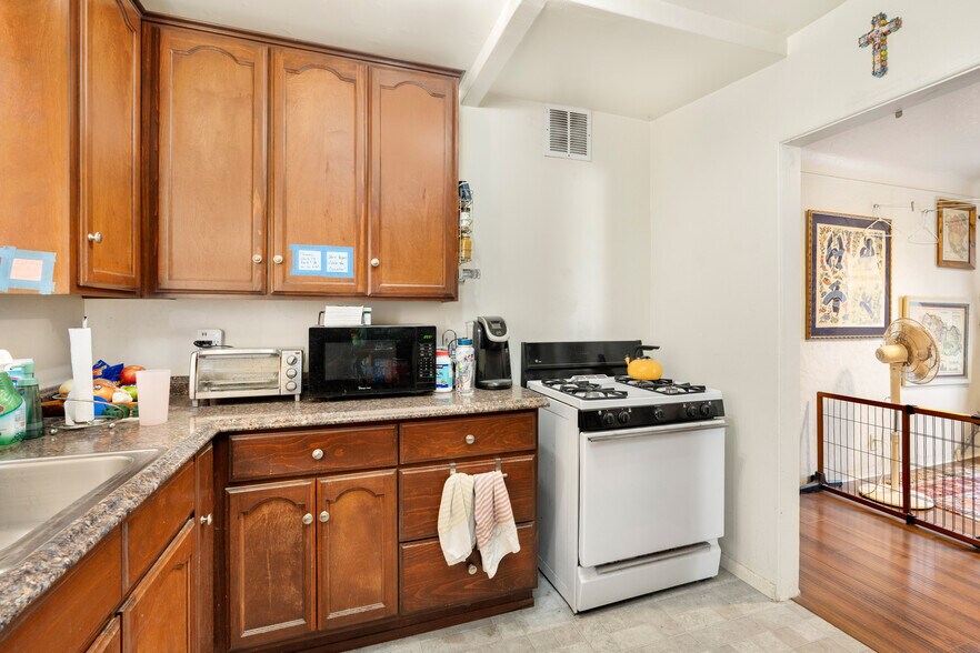 More Photos Of 817 E New York St, Long Beach Multifamily For Sale