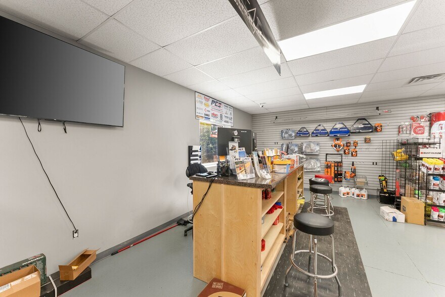 More Photos Of 3917 Old Flowery Branch Rd, Oakwood Flex For Lease