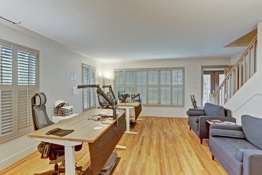 More Photos Of 2033 Buffalo Ter, Houston Office For Lease